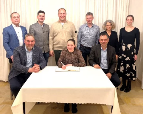 Jana Meier beim Eintrag in das goldene Buch